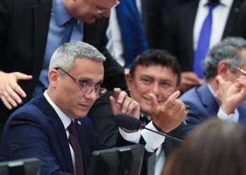 Câmara aprova suspensão de ação no STF contra Gustavo Gayer