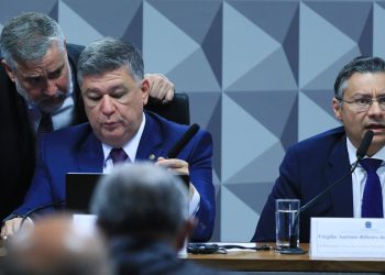 Ex-procurador do INSS não responde perguntas do relator na CPMI