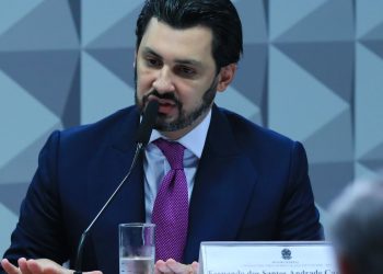 CPMI do INSS: empresário responde a relator, mas se cala para comissão