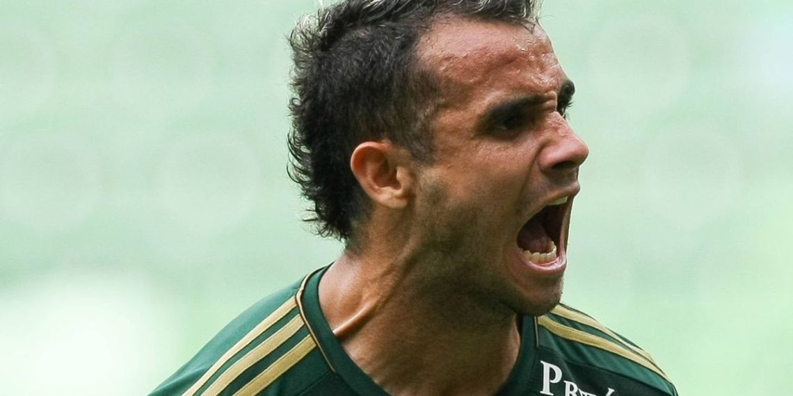 Atacante ex-Athletico anuncia aposentadoria aos 37 anos