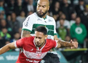 Zagueiro volta a jogar após oito meses e estreia pelo Coritiba na Série B