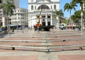 Montagem da FEPE causa danos na Praça São Salvador e Prefeitura notifica CDL