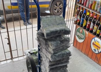 Vigilância Sanitária apreende 2,5 mil embalagens de gelo saborizado sem procedência em Campos