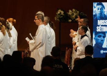 Missa de 7º dia homenageia policiais mortos em operação no Rio