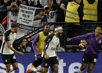 Depay e Yuri Alberto desequilibram e Corinthians vence Majestoso