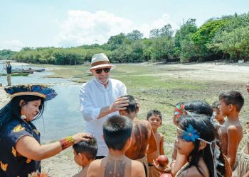Lula visita aldeia indígena e promete energia para 4,3 mil famílias