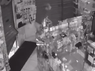 Câmeras registram invasão a loja de celulares no Centro de Campos