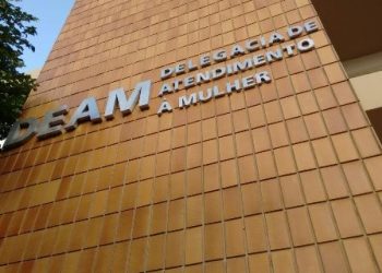 Mulher é presa em Campos após agredir filha com socos e bater a cabeça dela na parede