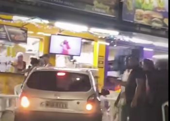 Carro perde controle e quase invade lanchonete em Campos