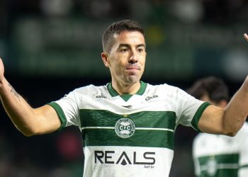 Coritiba prepara saída de jogadores e inicia busca no mercado de olho em 2026