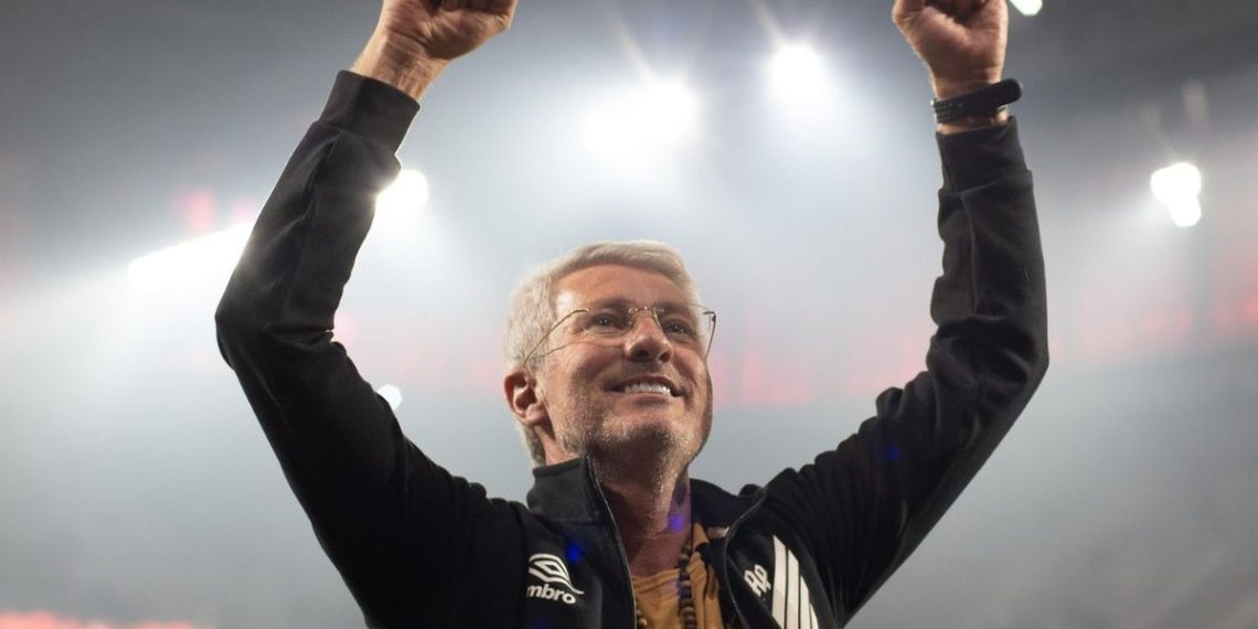 Odair vibra com acesso e encaminha renovação no Athletico