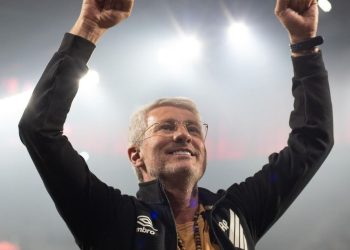 Odair vibra com acesso e encaminha renovação no Athletico