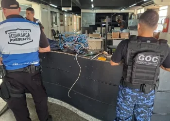 Trio é preso em flagrante após roubar fios de residência em Campos