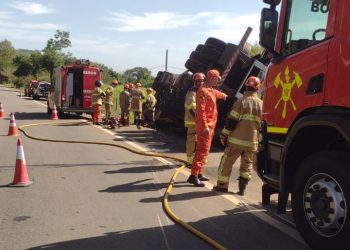 Bebê morre e pais ficam feridos após carreta tombar na RJ-220