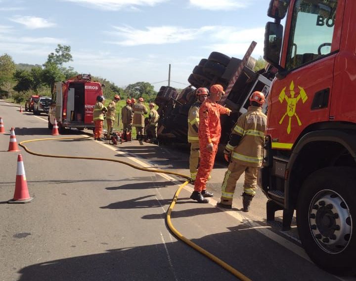 Bebê morre e pais ficam feridos após carreta tombar na RJ-220