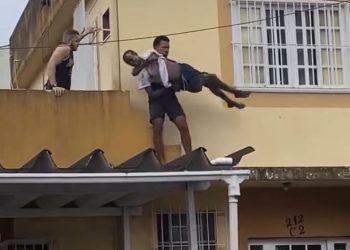 Homem comete assalto em Campos, tenta fugir por telhado e é detido por moradores