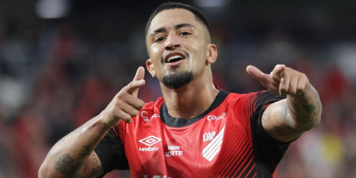 “É isso que eu faço”: Atacante do Athletico crava selo de talismã com gol épico