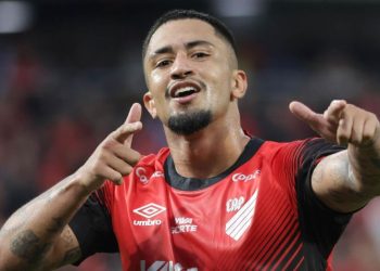 “É isso que eu faço”: Atacante do Athletico crava selo de talismã com gol épico