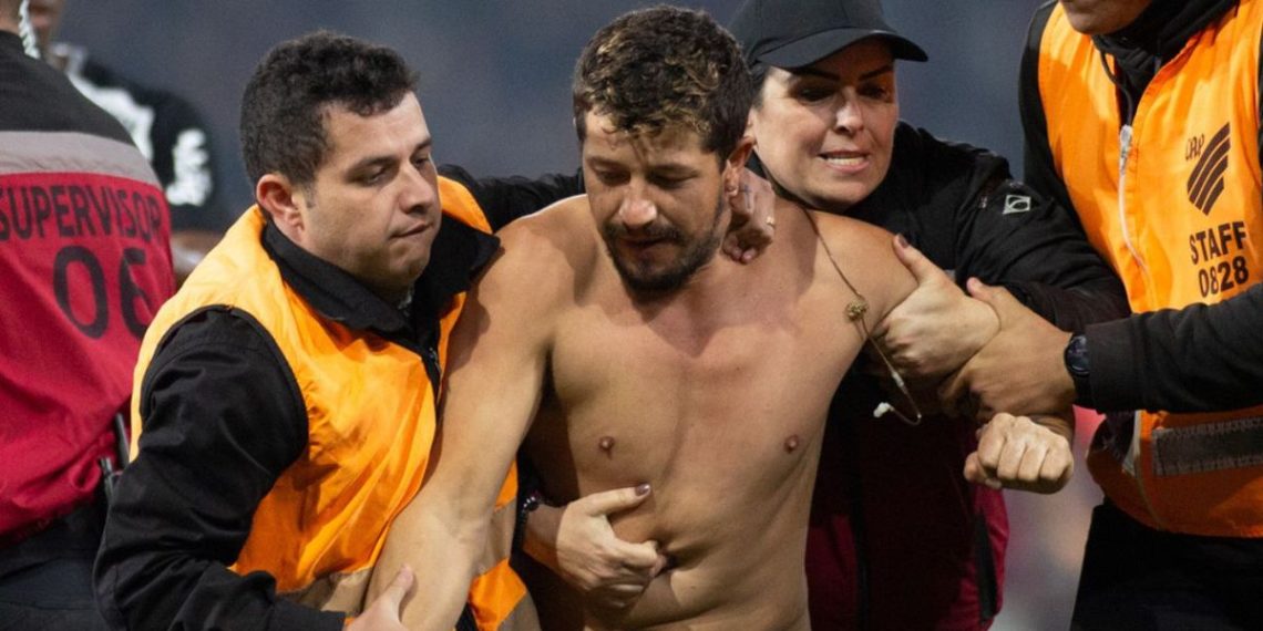 Athletico é denunciado no STJD e pode perder mandos por invasão contra o Corinthians