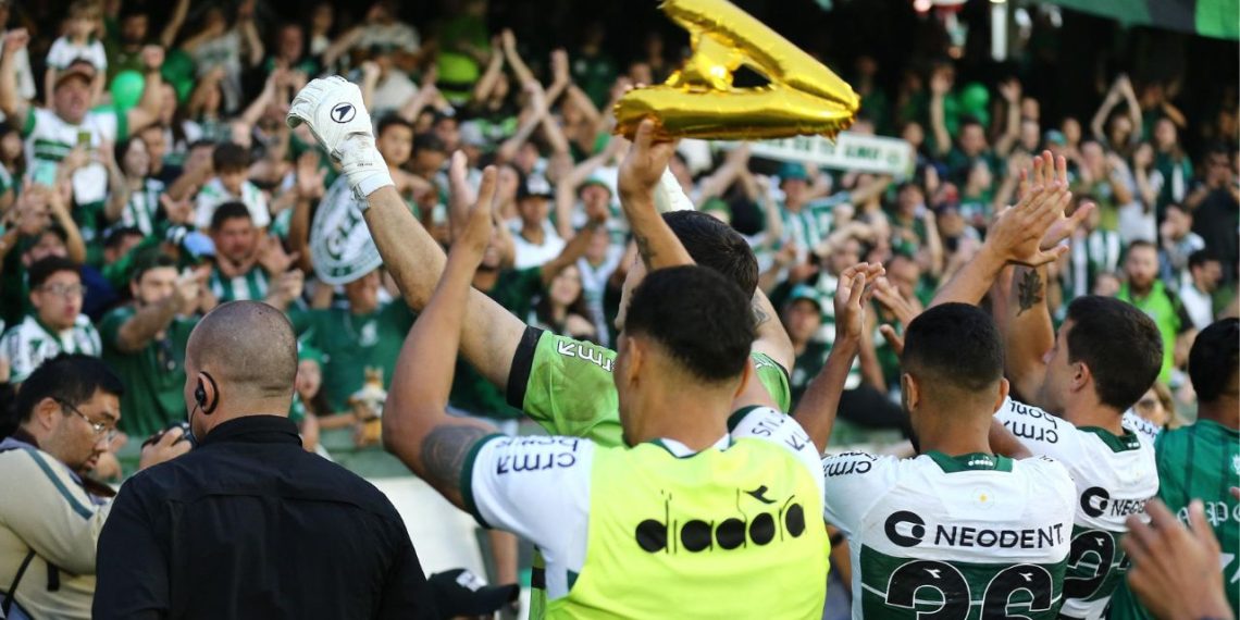 Coritiba subiu, mas não empolgou, e o Athletico está a um passo da eternidade