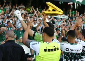 Coritiba subiu, mas não empolgou, e o Athletico está a um passo da eternidade