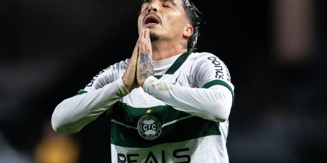 Meia do Coritiba projeta reta final: “Máximo de pontos possíveis e sair campeão da Série B”