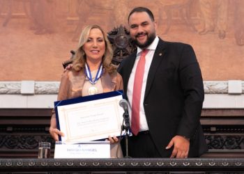 Prefeita de SFI, Yara Cinthia, recebe maior honraria concedida pelo Estado