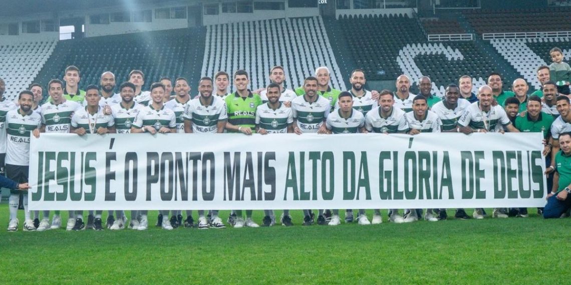 Provocou o Athletico? Coritiba gera polêmica com foto da festa do título