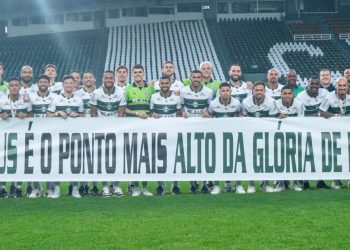 Provocou o Athletico? Coritiba gera polêmica com foto da festa do título