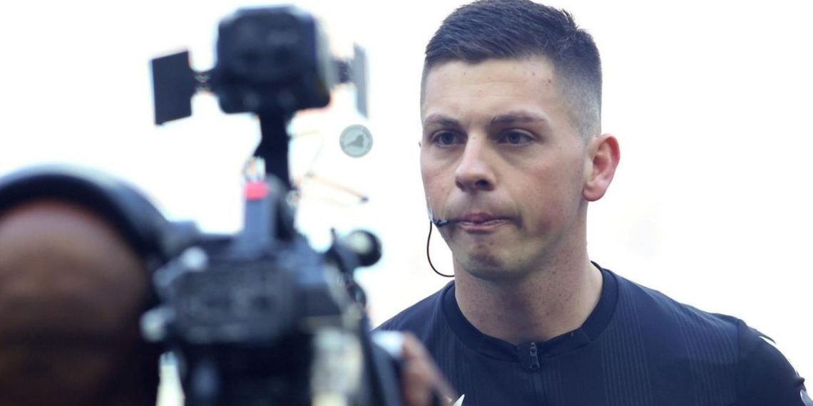 Árbitro afastado do Brasileirão se envolve em nova polêmica na final da Taça FPF
