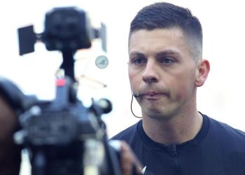Árbitro afastado do Brasileirão se envolve em nova polêmica na final da Taça FPF