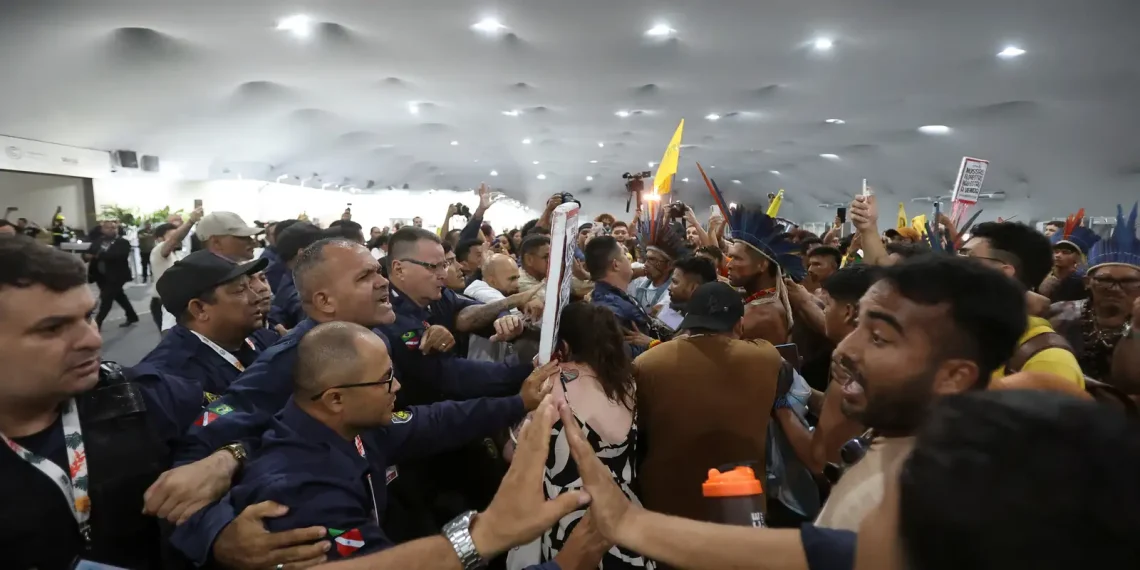 Manifestantes tentam entrar na COP30 e há confronto com segurança
