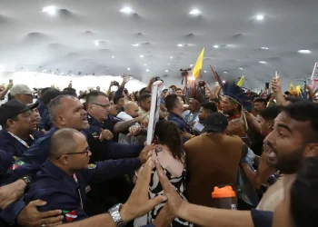 Manifestantes tentam entrar na COP30 e há confronto com segurança
