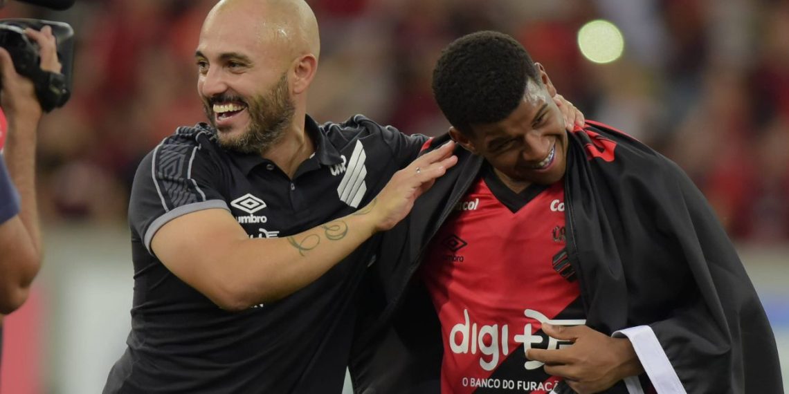 Técnico da sensação do Brasileirão revela mágoa com torcida do Athletico