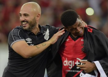 Técnico da sensação do Brasileirão revela mágoa com torcida do Athletico