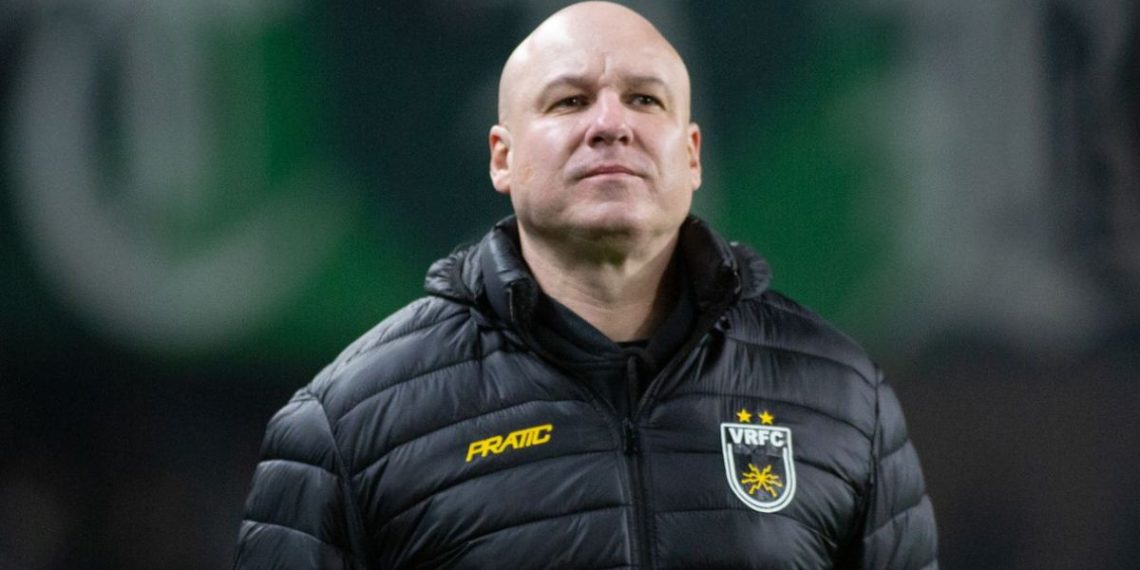 Técnico deixa clube após derrota para o Athletico e rebaixamento na Série B