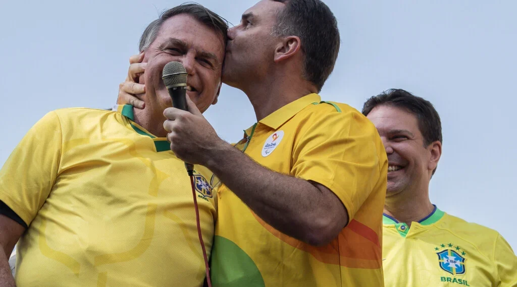 Bolsonaro se posiciona sobre eleições e diz que Flávio será seu candidato à Presidência da República