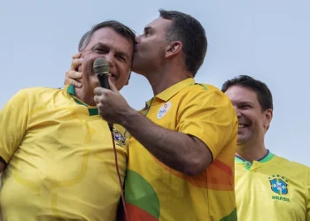 Bolsonaro se posiciona sobre eleições e diz que Flávio será seu candidato à Presidência da República