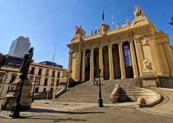 Castro sanciona lei de Bacellar que repassa R$ 220 milhões economizados pela Alerj ao Estado e municípios