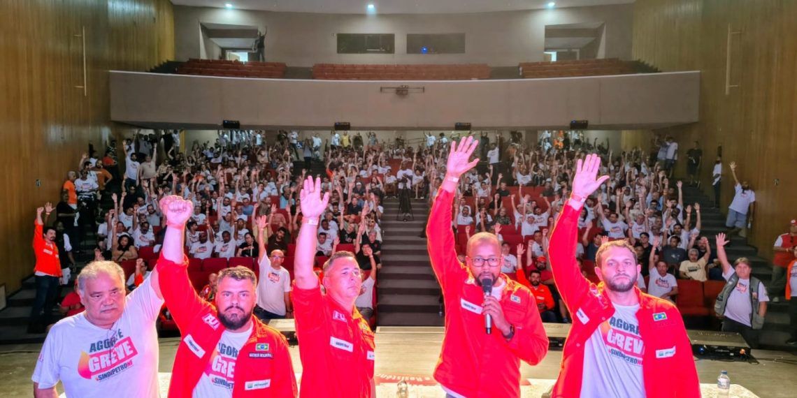 Petroleiros suspendem greve e aprovam acordo coletivo durante assembleia em Campos