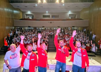 Petroleiros suspendem greve e aprovam acordo coletivo durante assembleia em Campos