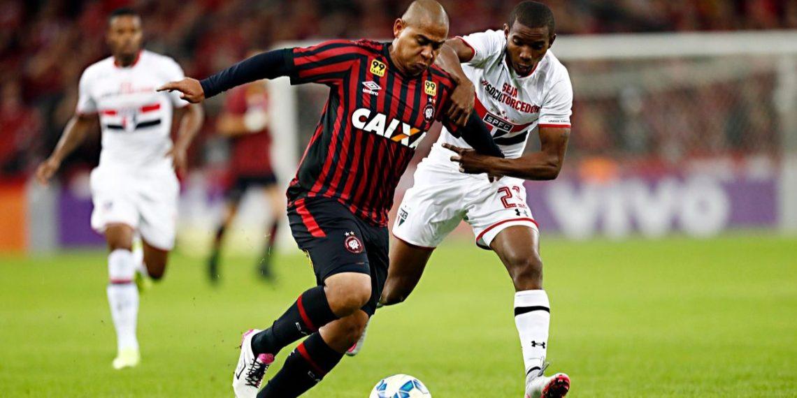 Atacante Walter, ex-Athletico, é anunciado por clube baiano