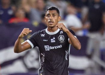 Coritiba anuncia artilheiro da Série B como primeiro reforço para 2026