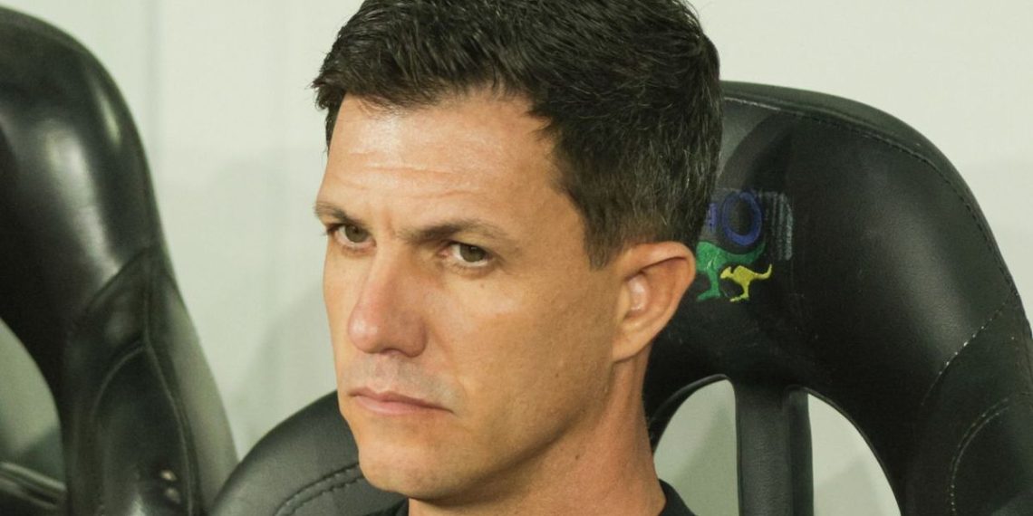 Ex-técnico do Athletico é anunciado por time rebaixado no Brasileirão