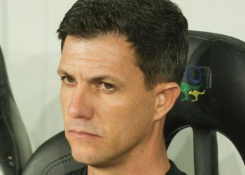 Ex-técnico do Athletico é anunciado por time rebaixado no Brasileirão