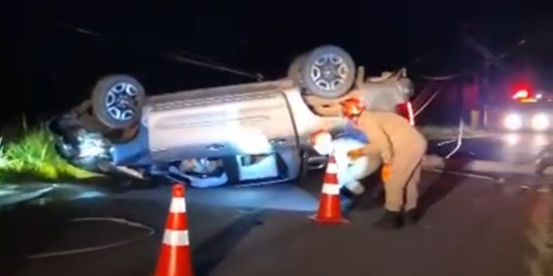 Caminhonete capota após bater em poste na praia de Santa Clara, em SFI