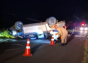 Caminhonete capota após bater em poste na praia de Santa Clara, em SFI