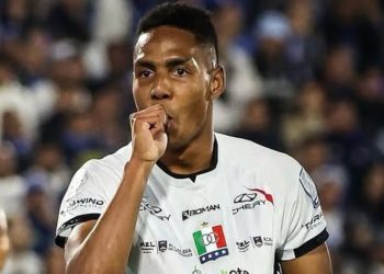 Reforço do Athletico chega em Curitiba com expectativa de protagonismo no Brasileirão