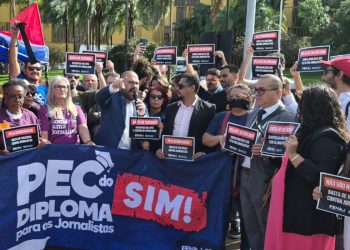 Jornalistas fazem ato contra censura e agressões na Câmara