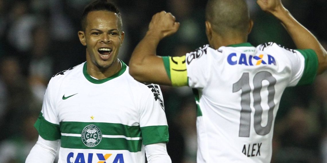 Atacante Bill, ex-Coritiba, recebe alta após ficar ferido em briga na final do futebol amador